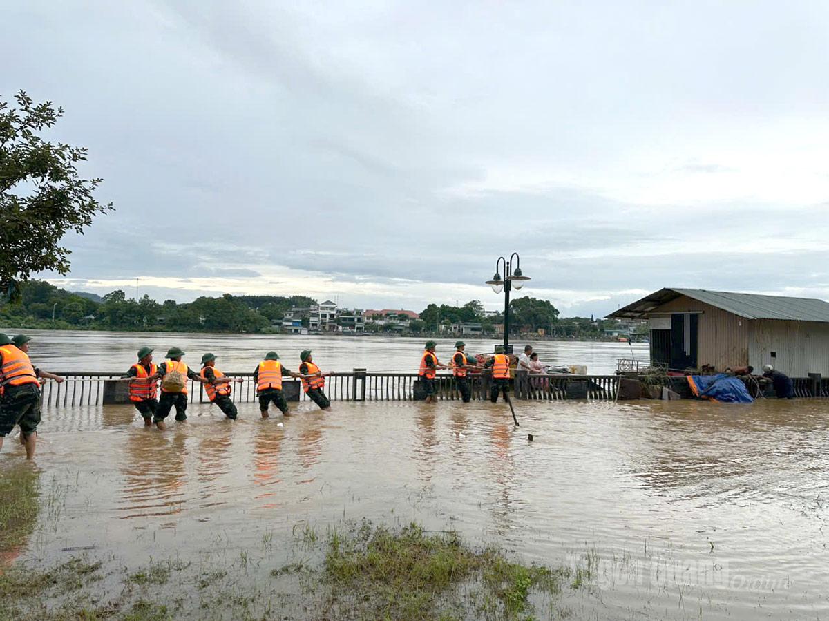 Trước tình hình mực nước sông Lô đang lên cao, cán bộ chiến sĩ Trung đoàn 247, thuộc Bộ Chỉ huy Quân sự tỉnh tích cực giúp các chủ nhà bè khu vực phường Minh Xuân di chuyển, cố định nhà bè bảo đảm an toàn. Ảnh: Lý Thịnh