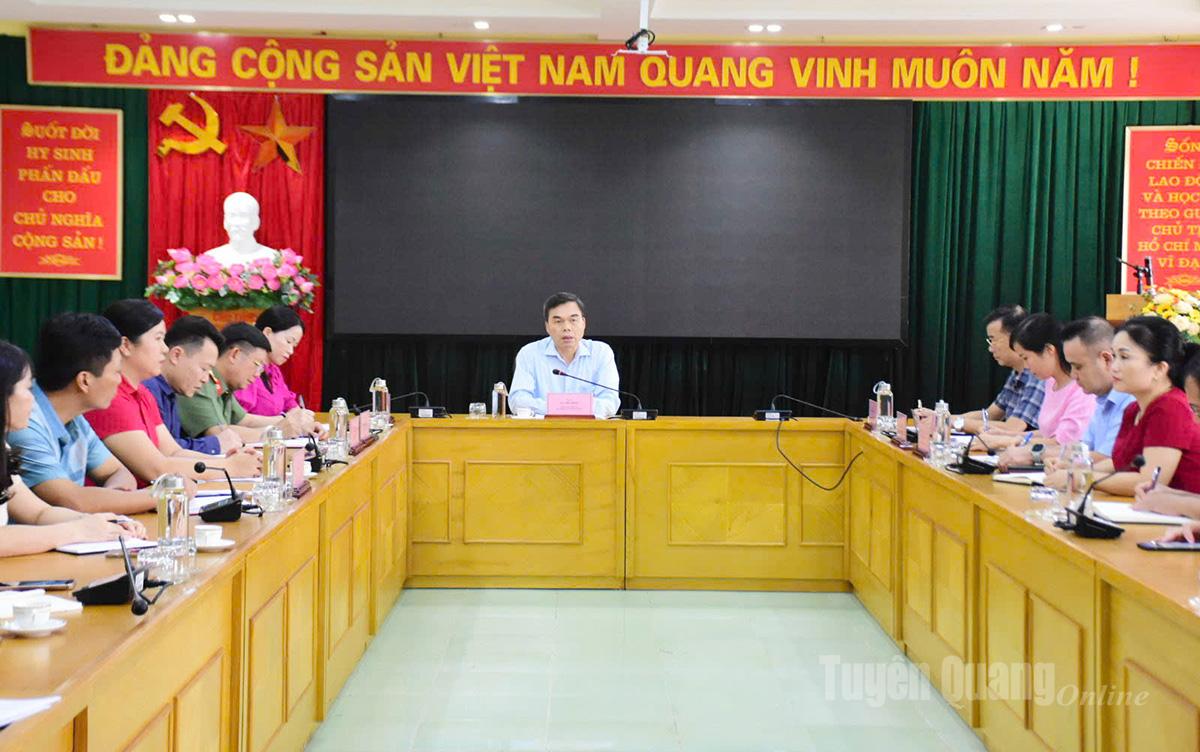 Đồng chí Ma Thế Hồng, Phó Bí thư Tỉnh uỷ, Chủ tịch Uỷ ban MTTQ Việt Nam tỉnh chủ trì cuộc họp về công tác tiếp nhận hàng cứu trợ lũ lụt trên địa bàn tỉnh. Ảnh: Trang Hoàng