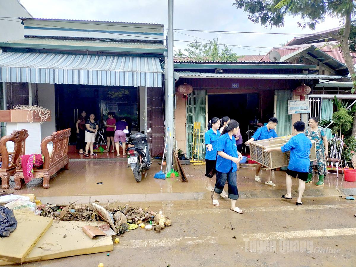 Đoàn viên, thanh niên xã Nà Hang giúp đỡ người dân dọn dẹp nhà cửa sau khi nước lũ rút đi. Ảnh: Huy Hoàng