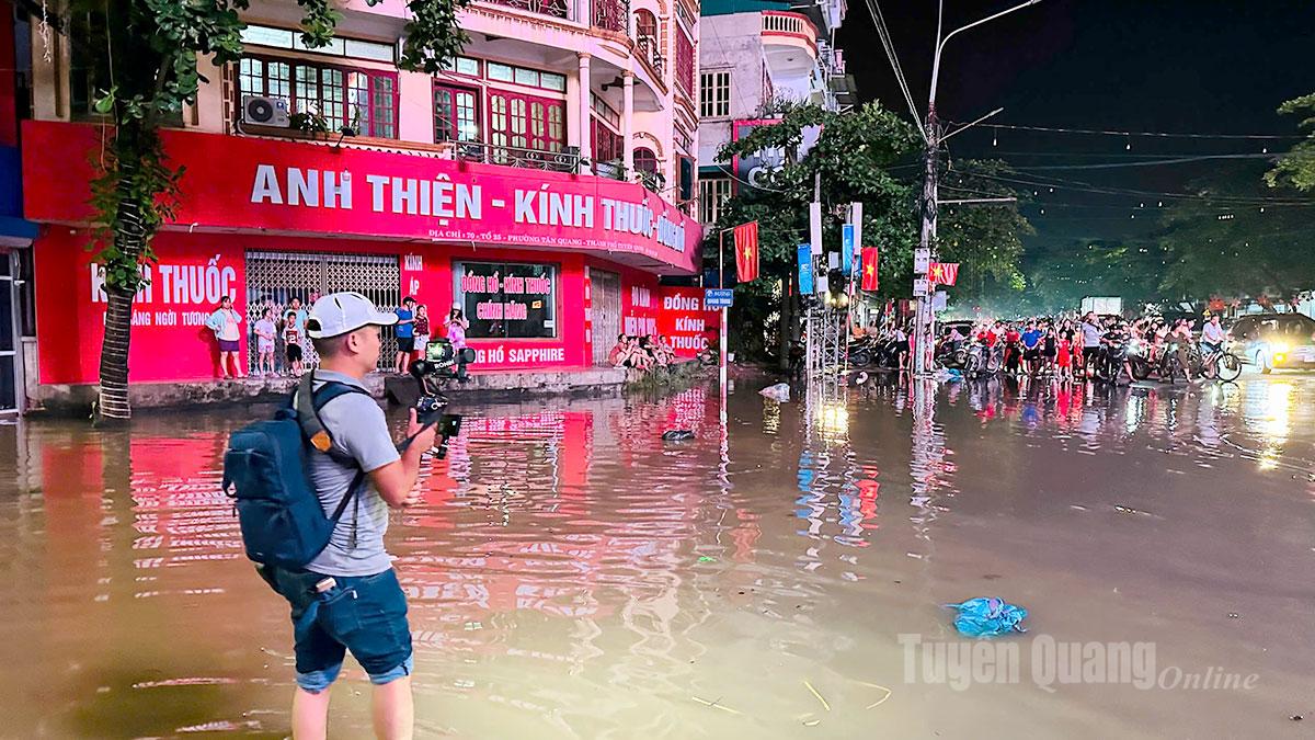 Phóng viên Báo và phát thanh, truyền hình Tuyên Quang tác nghiệp tại khu vực ngã 8, phường Minh Xuân. Ảnh: Thu Hằng