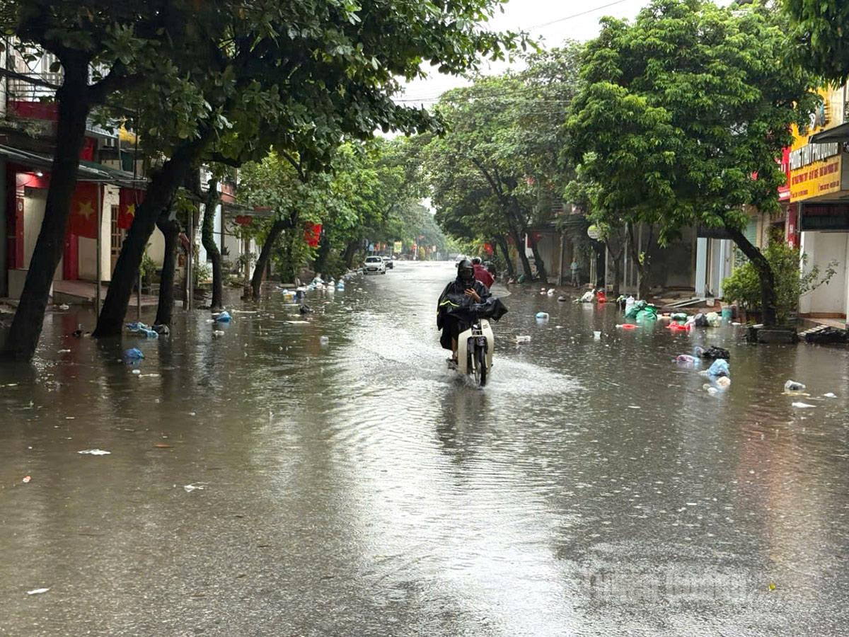 Đầu đường Lê Lợi, phường Minh Xuân đã ngập.