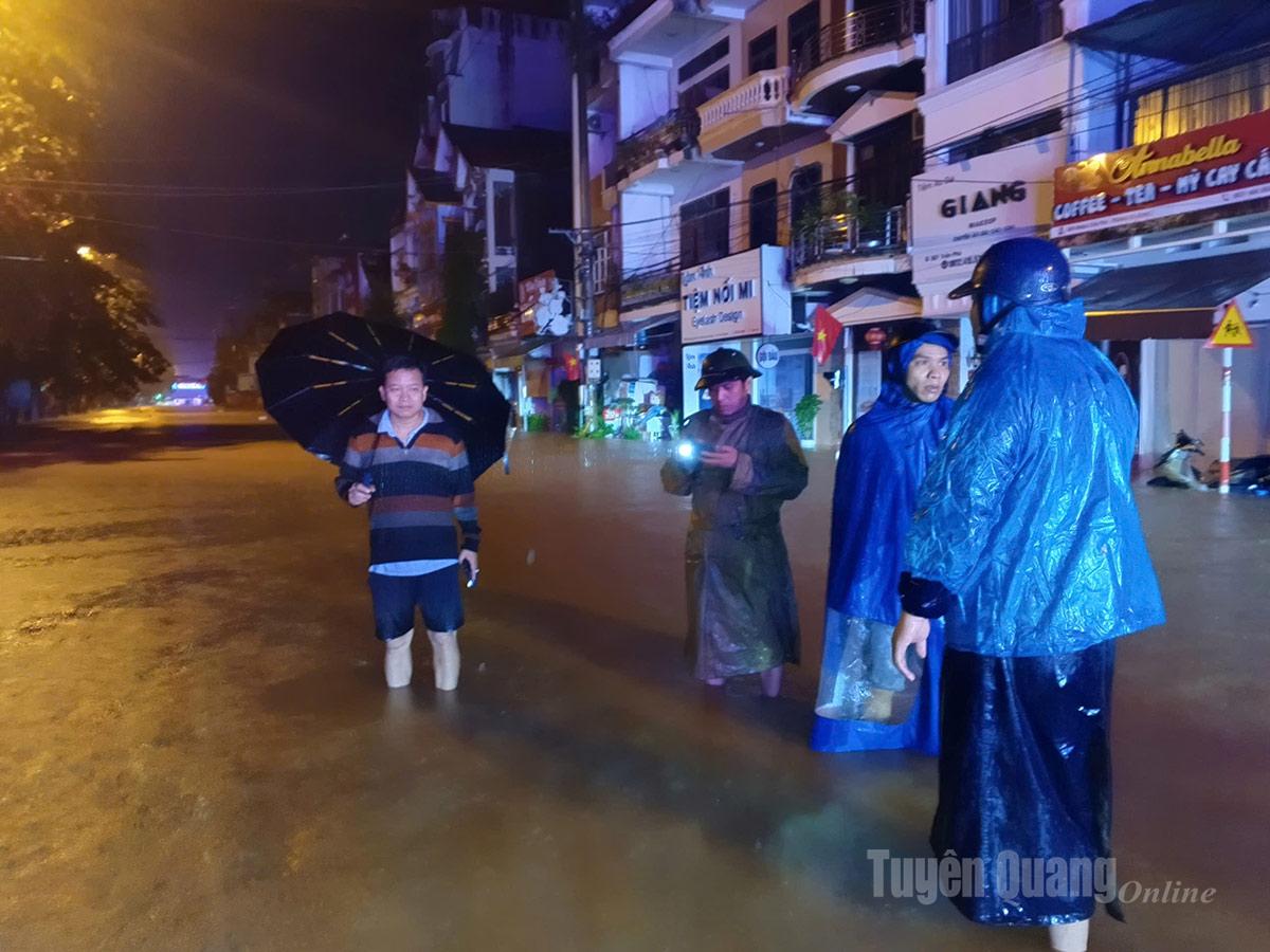 Lực lượng chức năng phường hà giang 2 thường trực tại điểm ngập lụt tổ 12 minh khai, phường hà giang 2. Ảnh: 