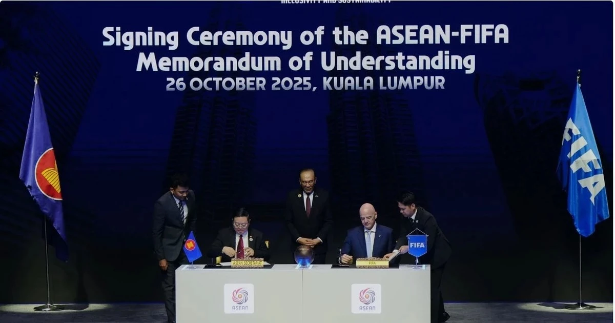 At the signing ceremony of the Memorandum of Understanding (MoU) on regional football development on the sidelines of the 47th ASEAN Summit (Source: inside.fifa.com)