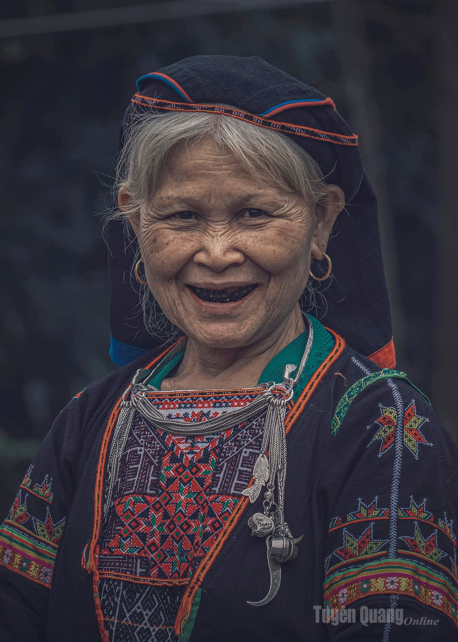 Cụ già trên bản người Dao quần trắng ở xã Yên Phú.
