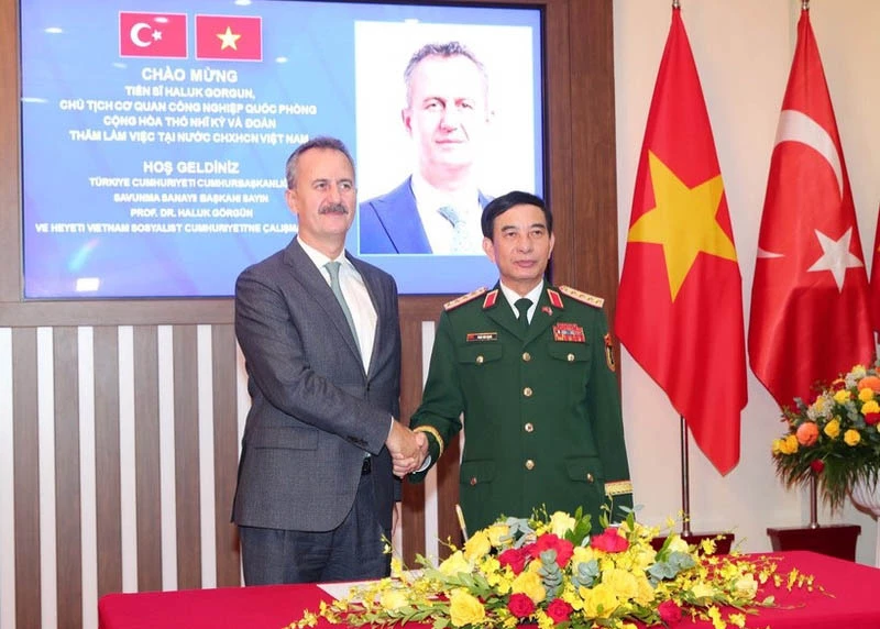 Minister of National Defence General Phan Van Giang (R) welcomes President of the Turkish Defence Industry Agency Haluk Görgün in Ha Noi on October 13. (Photo: VNA)