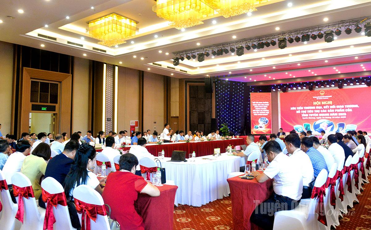 Enterprises and cooperatives discuss at the conference.