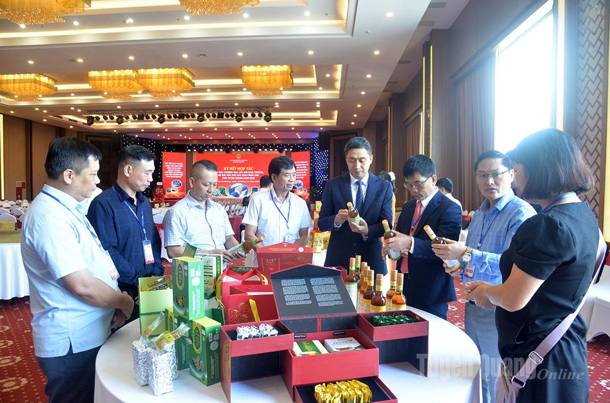 Lãnh đạo Cục Xúc tiến thương mại, Bộ Công thương và các đại biểu tham quan gian hàng trưng bày sản phẩm xuất khẩu của tỉnh Tuyên Quang.