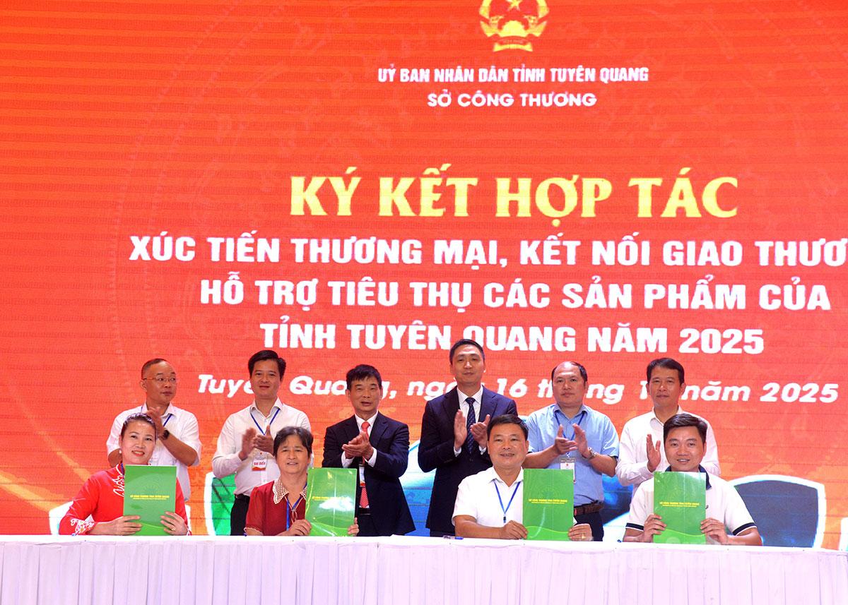Các doanh nghiệp, hợp tác xã, đơn vị trong và ngoài tỉnh ký kết thỏa thuận hợp tác tiêu thụ sản phẩm.