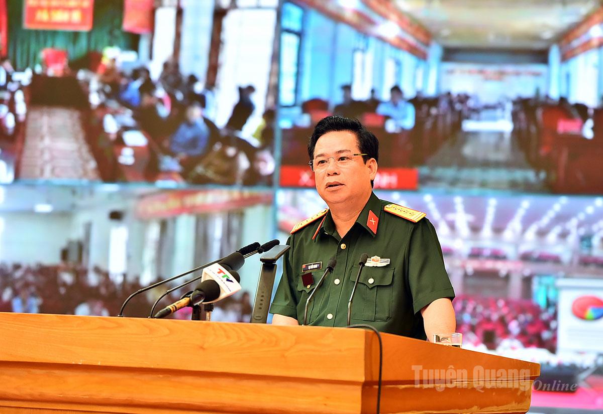 Đồng chí Đại tá Lại Tiến Giang, Chỉ huy trưởng Bộ Chỉ huy Quân sự tỉnh trình bày chuyên đề: Công tác quốc phòng - an ninh và đối ngoại.