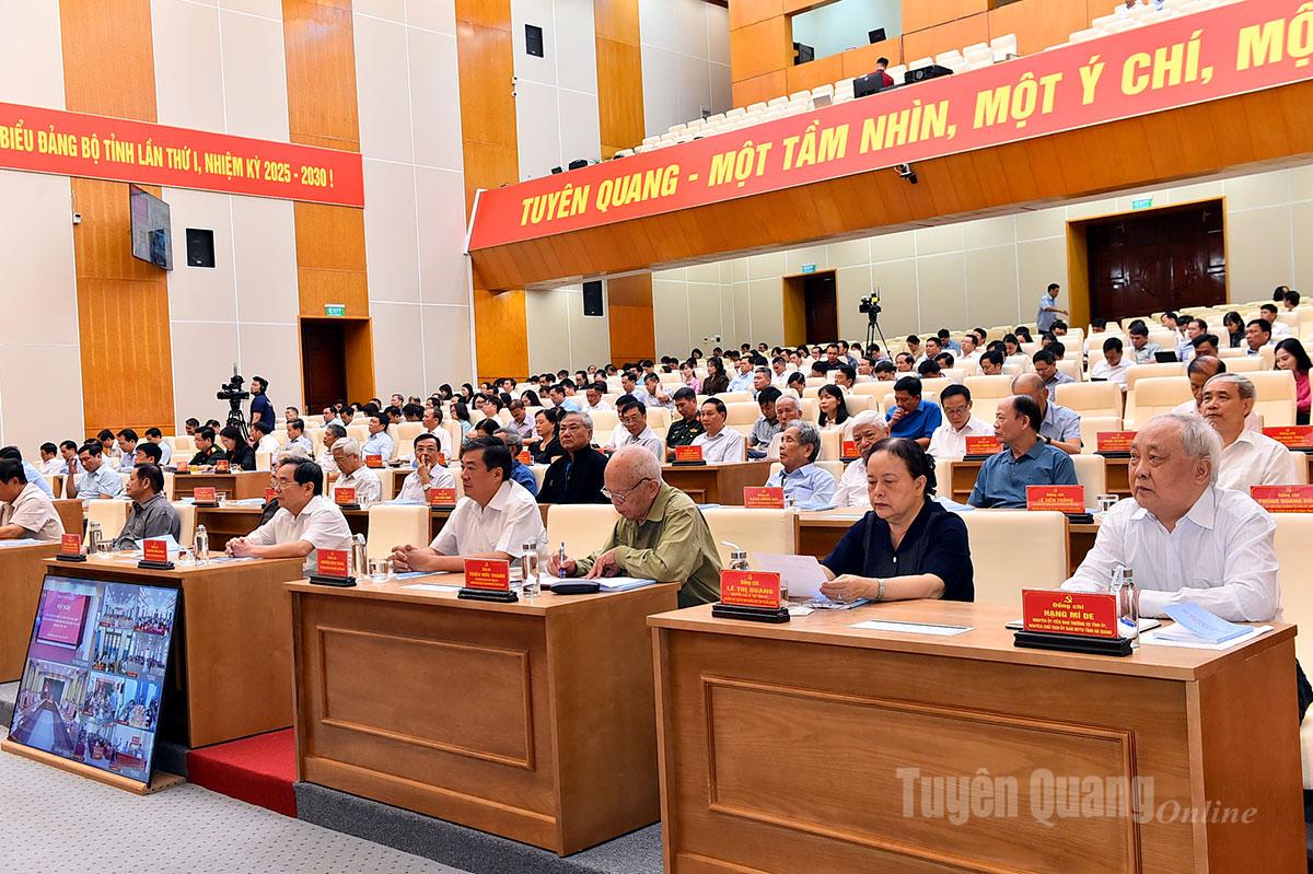 Các đồng chí nguyên lãnh đạo tỉnh dự Hội nghị