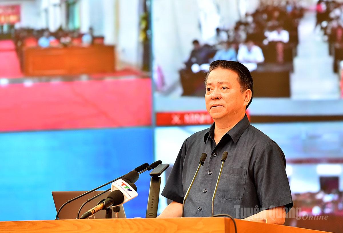 Đồng chí Trần Mạnh Lợi, Trưởng Ban Tuyên giáo và Dân vận Tỉnh ủy trình bày chuyên đề: Tổng quan những nội dung cơ bản của Báo cáo Chính trị trình Đại hội.