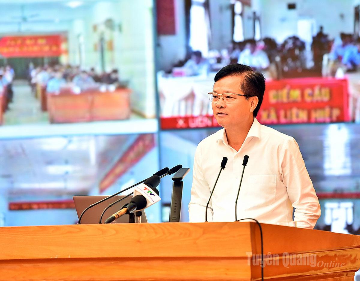 Đồng chí Trần Quang Minh, Trưởng Ban Tổ chức Tỉnh ủy trình bày chuyên đề: Công tác xây dựng Đảng và hệ thống chính trị.