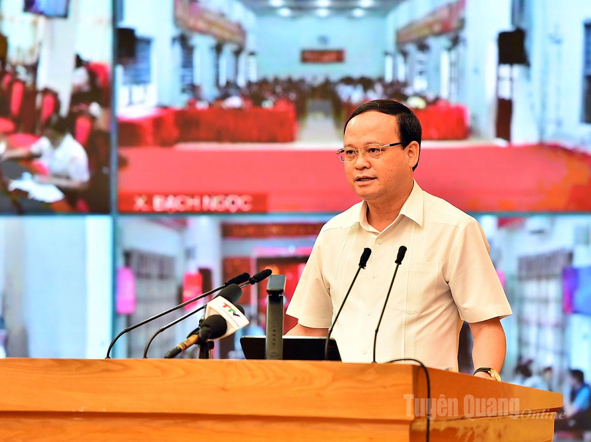 Đồng chí Nguyễn Mạnh Tuấn, Phó Chủ tịch Thường trực UBND tỉnh trình bày chuyên đề phát triển kinh tế.