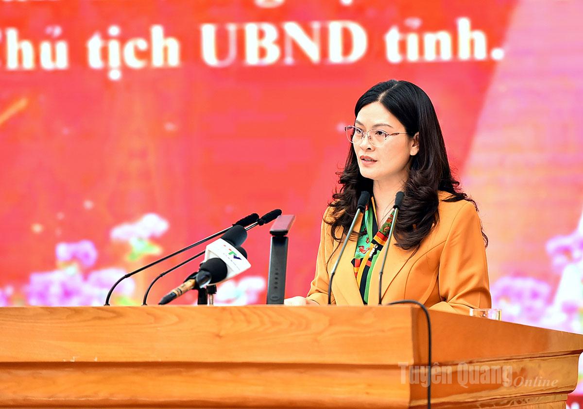 Đồng chí Vương Ngọc Hà, Phó Chủ tịch UBND tỉnh trình bày chuyên đề Phát triển Văn hóa - Xã hội.
