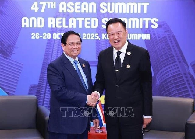Prime Minister Pham Minh Chinh (L) and Thai counterpart Anutin Charnvirakul. Photo: VNA