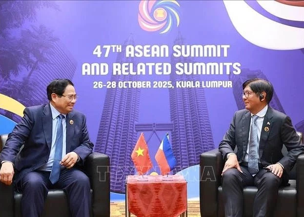 Prime Minister Pham Minh Chinh (L) meets with Philippine President Ferdinand Romualdez Marcos Jr. in Malaysia on October 27, 2025. (Photo: VNA)