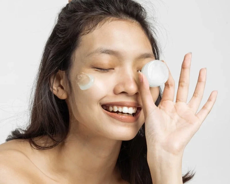 Kem dưỡng trắng da mặt ngày nay không chỉ làm sáng da mà còn giúp tái tạo, phục hồi và ngăn ngừa lão hóa