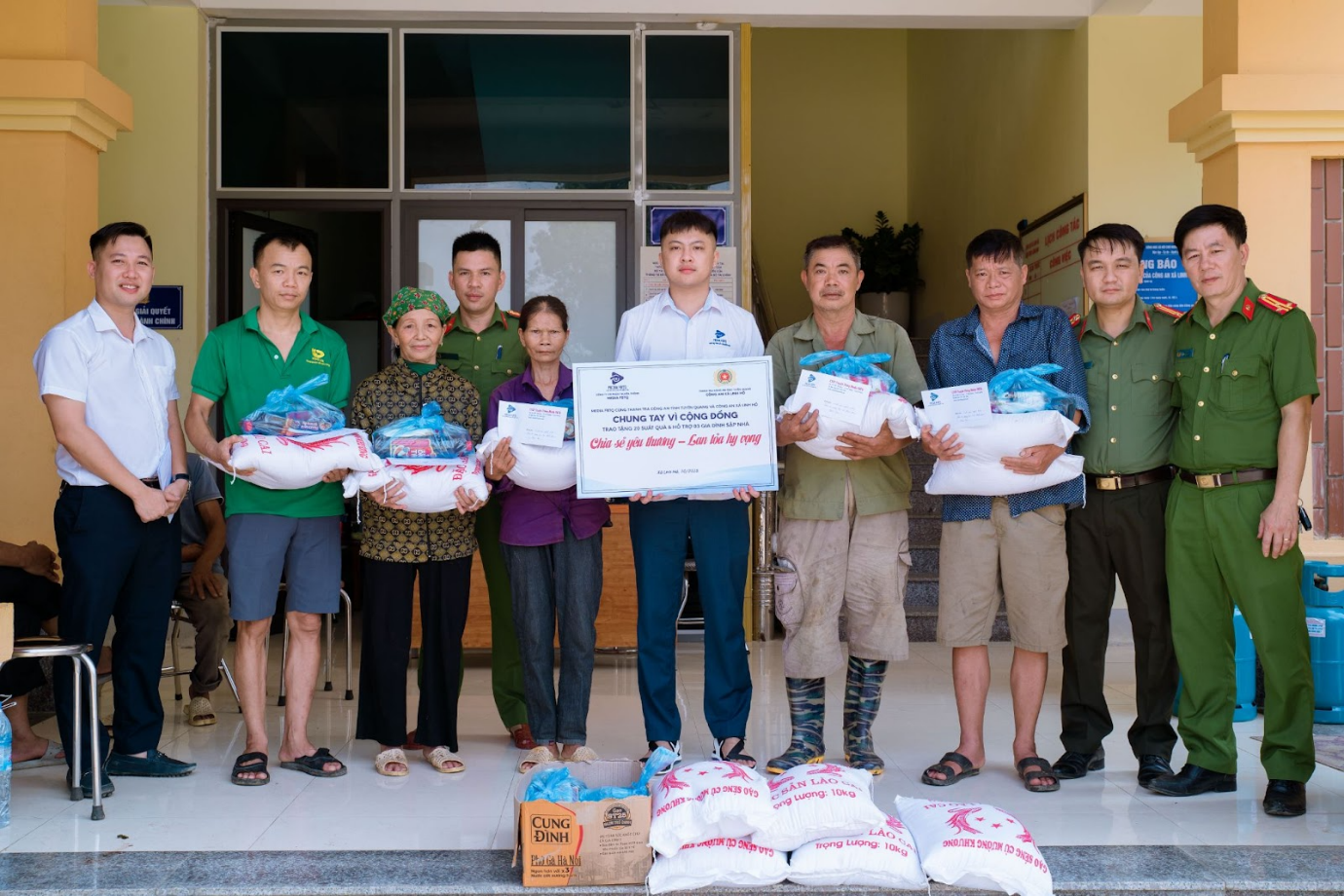 Chương trình thiện nguyện “Chia sẻ yêu thương – Lan tỏa hy vọng” do Thanh tra Công an tỉnh Tuyên Quang cùng Công an,xã Linh Hồ và Media FBTQ phối hợp tổ chức.
