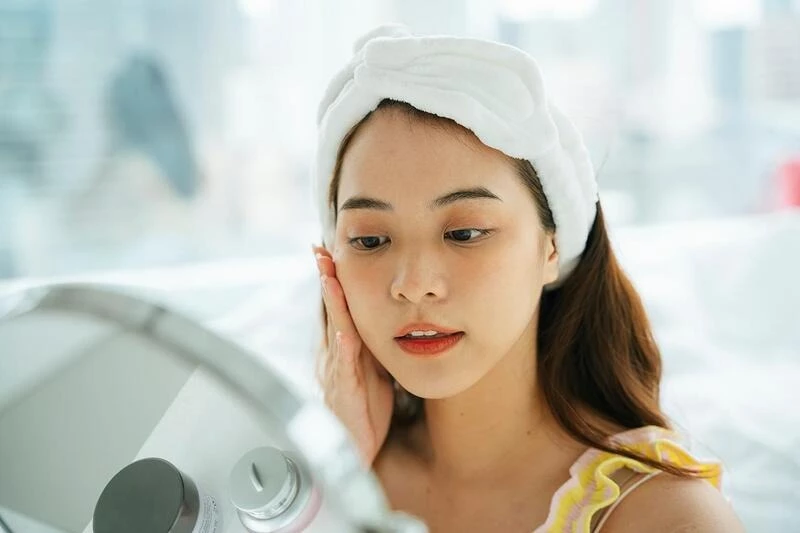 Sử dụng kem dưỡng trắng da mặt ban đêm đúng cách giúp làm sáng da và nuôi dưỡng làn da khỏe mạnh từ bên trong