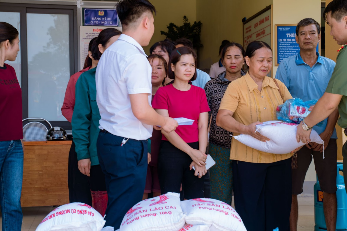 BTC chương trình thiện nguyện thăm hỏi & trao quà hỗ trợ bà con vùng thiên tai bão lũ.