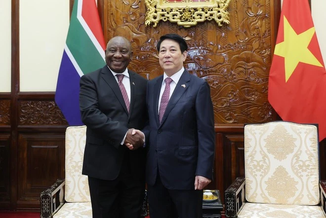 Viet Nams State President Luong Cuong (right) and South African President Matamela Cyril Ramaphosa (Photo: VNA)