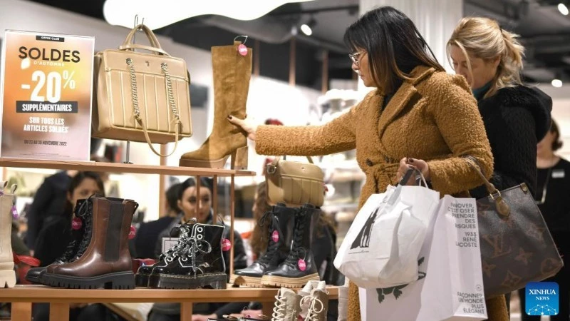 People shop at a store in Geneva, Switzerland. (Photo: Xinhua)