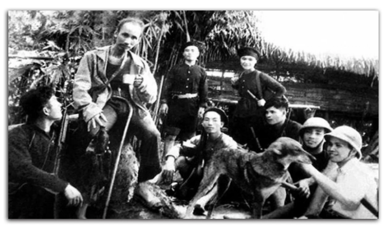 Chủ tịch Hồ Chí Minh trên đường trở về ATK. Ảnh tư liệu