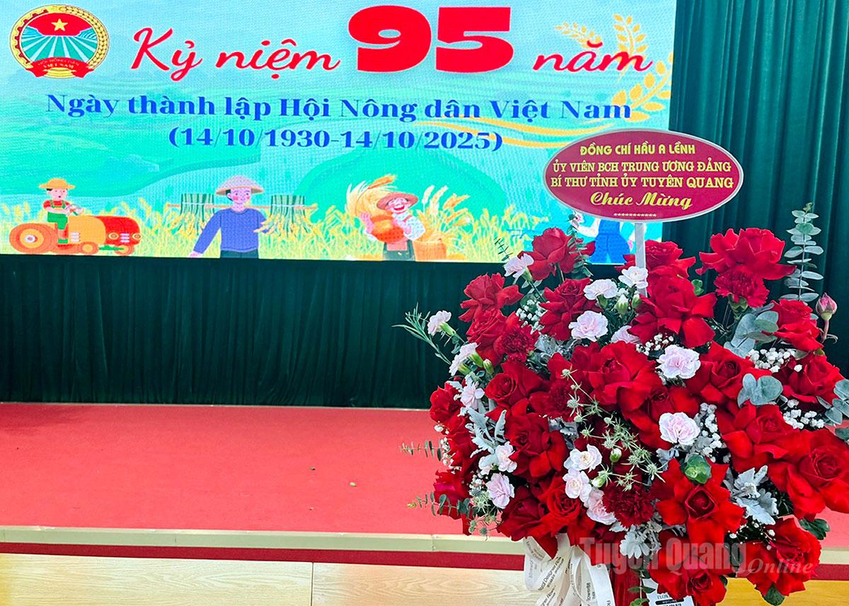 Nhân kỷ niệm 95 năm Ngày thành lập Hội Nông dân Việt Nam (14/10/1930 - 14/10/2025, Bí thư Tỉnh ủy Hầu A Lềnh đã gửi Lẵng hoa chúc mừng Hội Nông dân tỉnh Tuyên Quang
