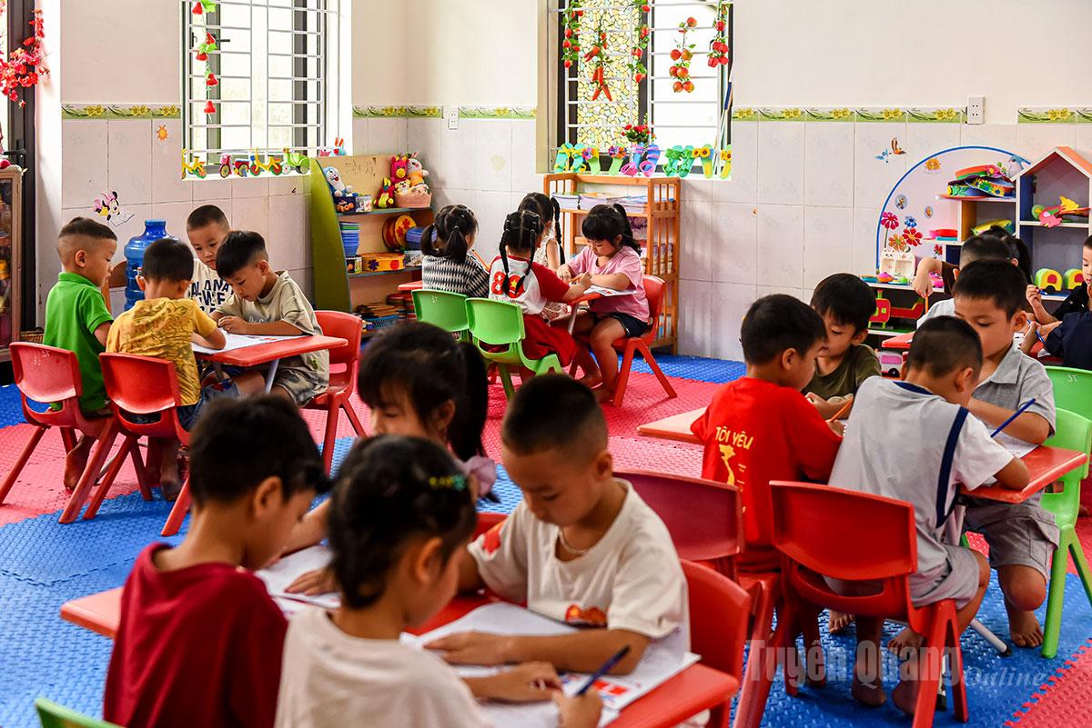 Teachers rearranged the desks and chairs, divided classes into smaller groups, and flexibly combined them to ensure enough learning space while maintaining the children’s daily routines.