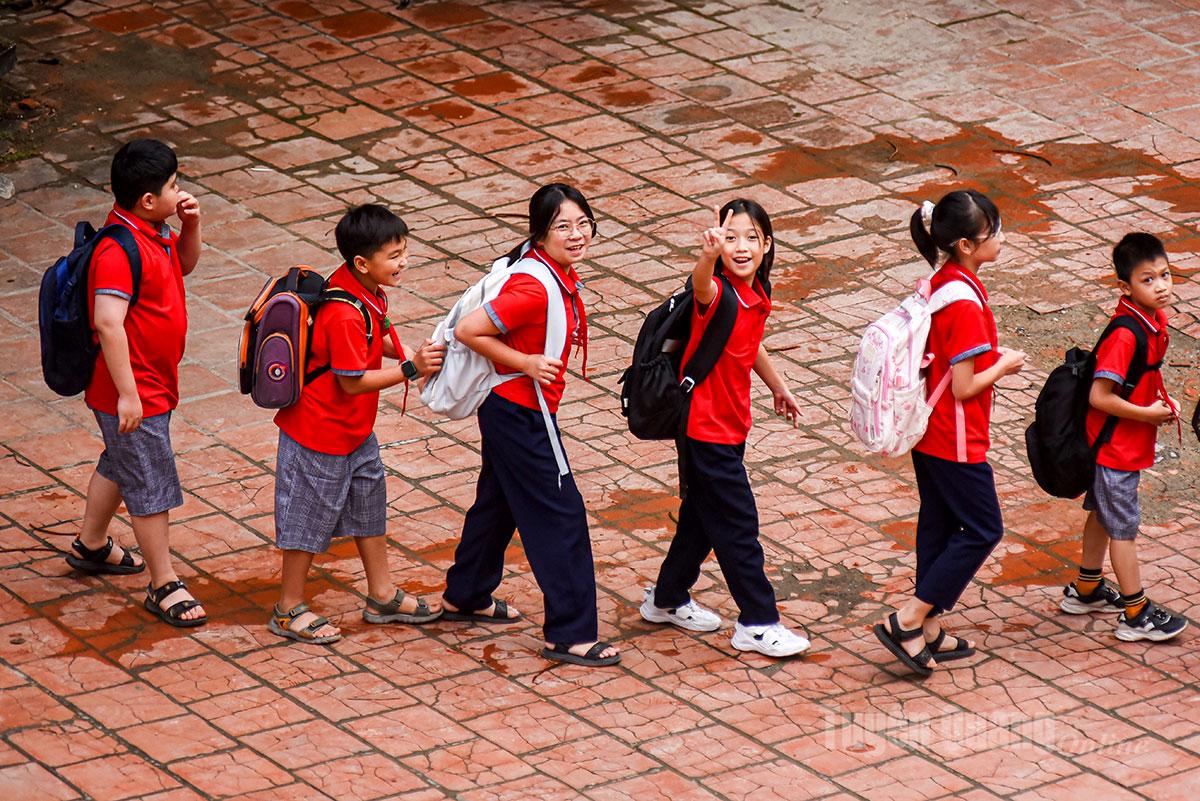 After nearly two weeks of overcoming the consequences of the storm and flood, students of Quang Trung Primary School (Ha Giang 2 Ward) have started to return to school at the Specialized High School (old) according to the plan agreed upon and approved by the Peoples Committee of Ha Giang 2 Ward.