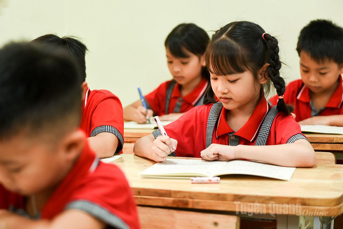In the new classroom space, tables, chairs, blackboards, and televisions have all been neatly rearranged. Each lesson is interspersed with review sessions, to keep up with progress and help students not feel pressured when returning to school.