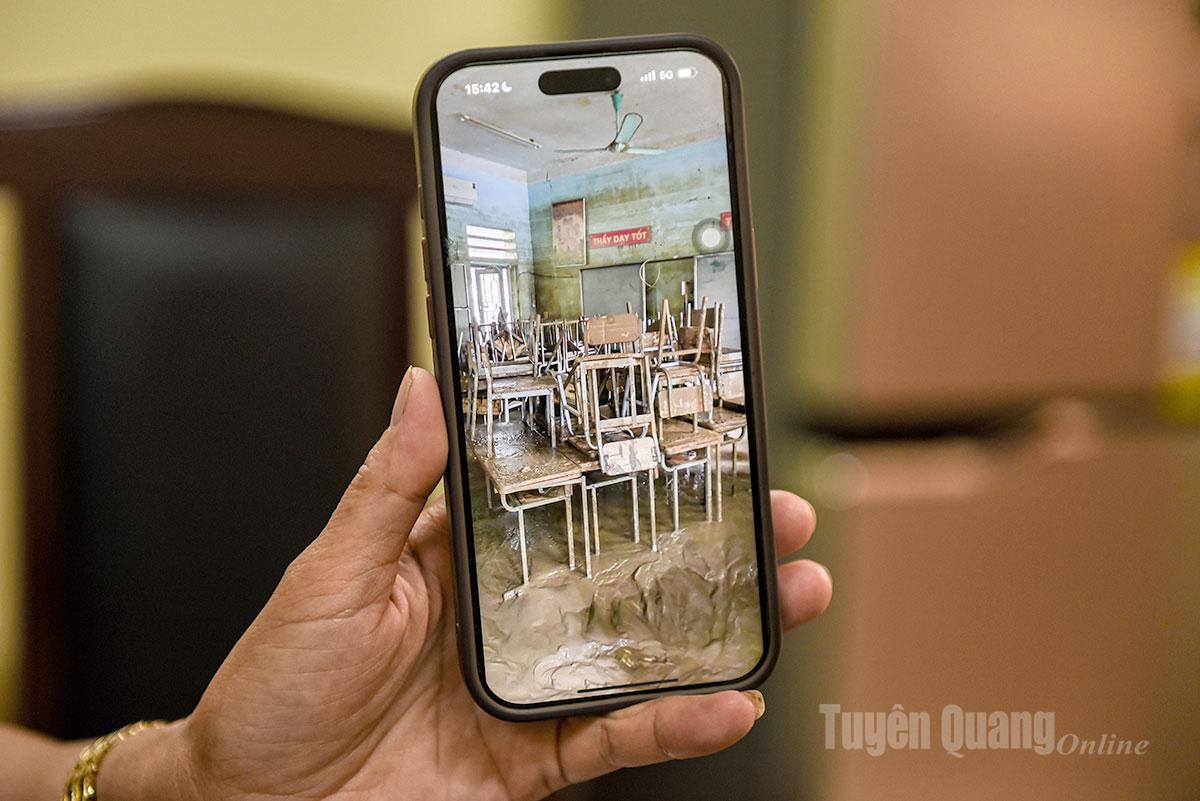 With a location right next to the Lo River, the teaching staff is used to moving things to the second floor whenever they receive news of storms and floods. However, during the recent historic flood, Quang Trung Primary School (Ha Giang 2 Ward) was one of the most severely affected places when the water rose up to 6m, flooding half the second floor. The entire schools facilities were almost washed away and severely damaged. The estimated damage was nearly 3 billion VND.