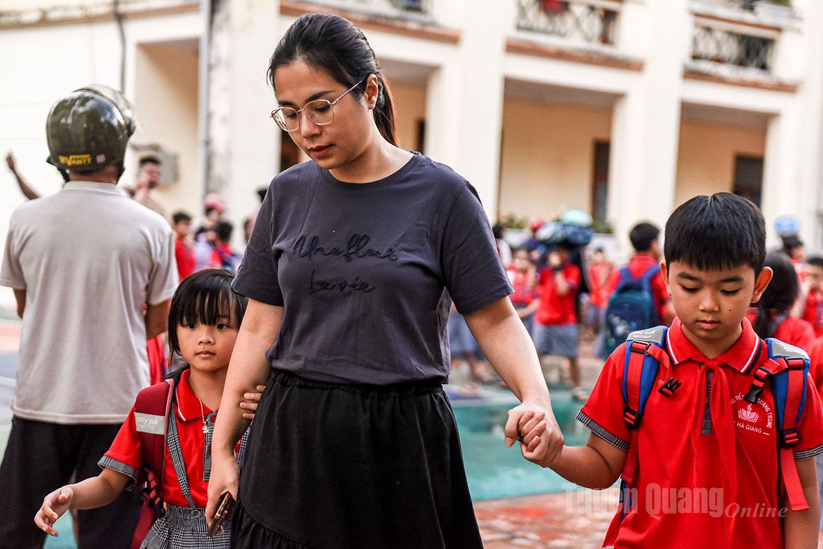 “At first, I was really worried, afraid that temporary classes would mean poor conditions. But when I saw the new school, the classrooms were still clean and well-organized. I truly felt reassured and confident. My children even said the semi-boarding meals are just as delicious as before.”