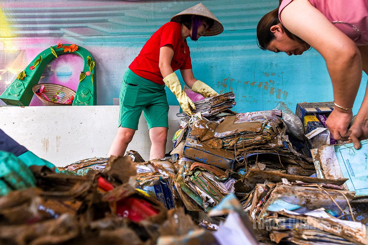 Right after the water receded, recovery efforts were carried out urgently. Teachers, together with support teams, cleaned up the mud, dried books, washed toys, and wiped every corner of the classrooms. The school conducted disinfection three times to ensure a safe environment before welcoming the children back.