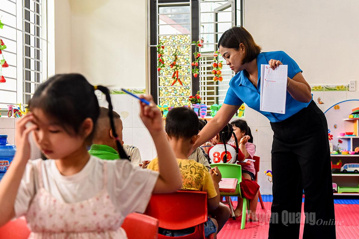 The first-floor area has not yet been rearranged after the flood, and classes are temporarily organized on the second floor.