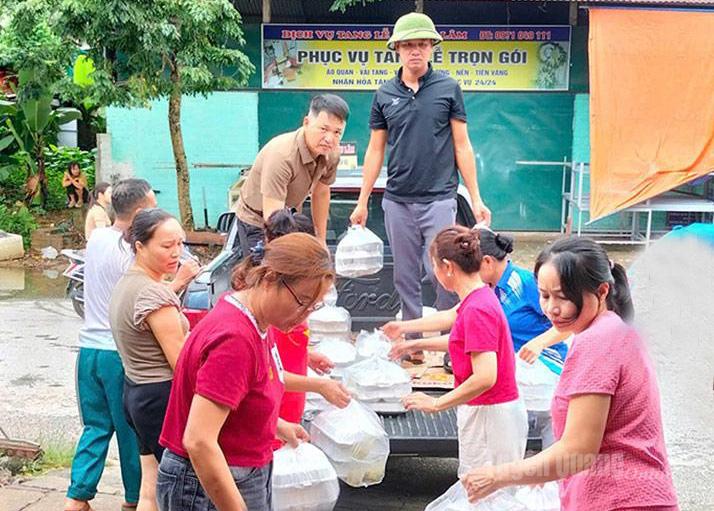 Nhân dân xã Chiêm Hóa
vận chuyển những suất ăn đến vùng bị cô lập trên địa bàn xã.