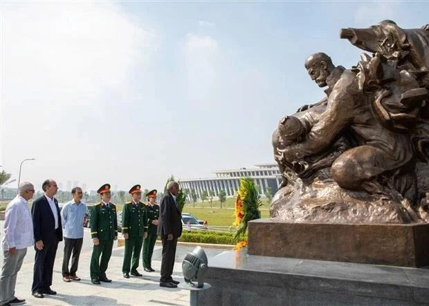 Cuban NA President tours Vietnam Military History Museum. (Photo: VNA)