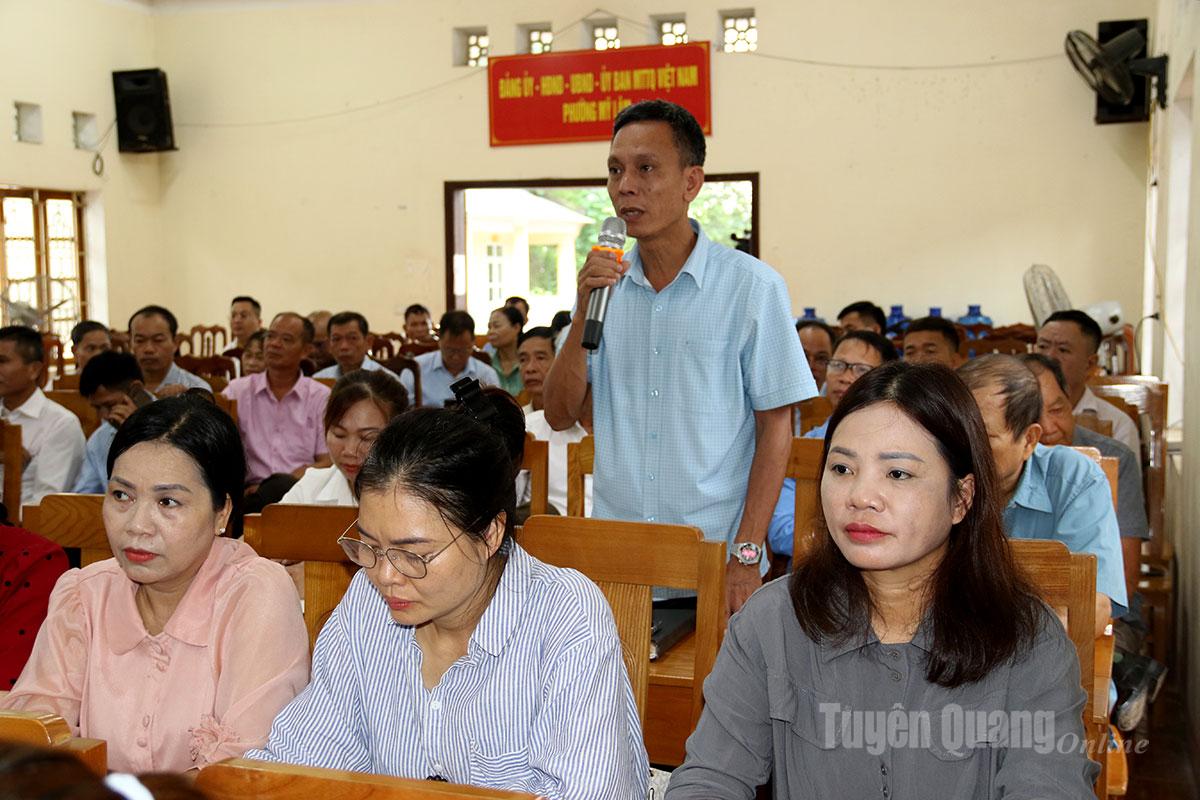 Tổ trưởng Tổ dân phố Mỹ Lâm 2 Nguyễn Văn Tuyền phát biểu ý kiến đóng góp việc thực hiện xóa nhà tạm, cấp giấy chứng nhận quyền sử dụng đất cho người dân.