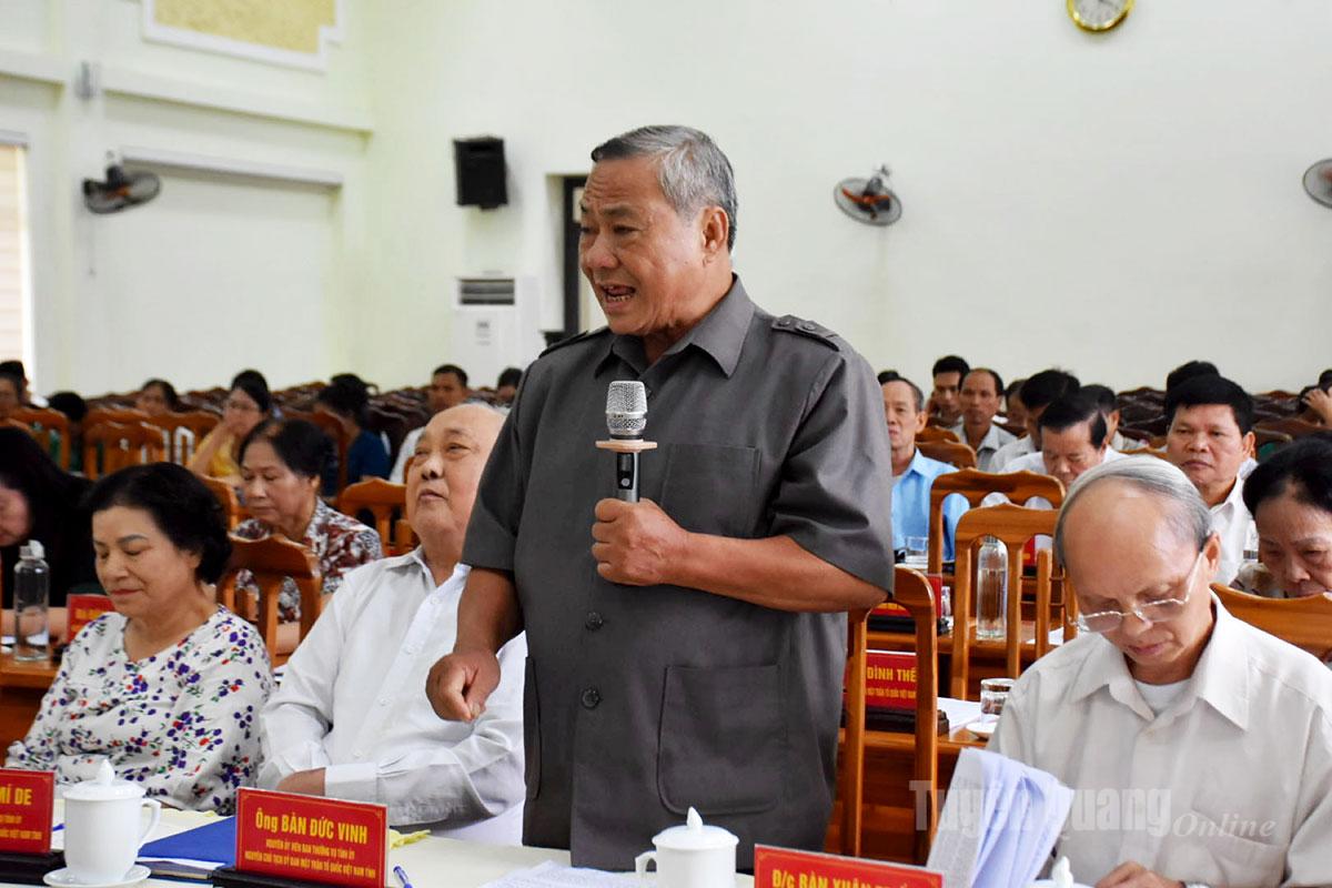 Đại biểu cho ý kiến góp ý vào Dự thảo Báo cáo chính trị trình tại Đại hội đại biểu MTTQ Việt Nam tỉnh Tuyên Quang lần thứ I.