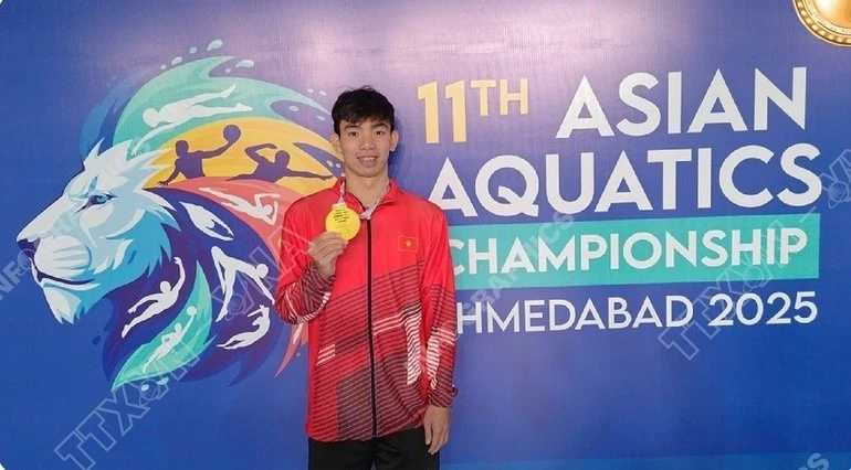 Huy Hoang with his gold medal for men’s 1,500m freestyle event at the Asian Championships. (Photo: VNA)