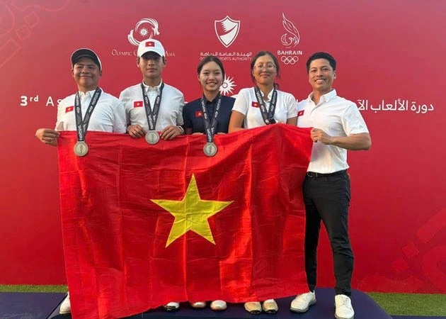 Members of the Vietnamese golf team on the podium. (Photo: VGA)
