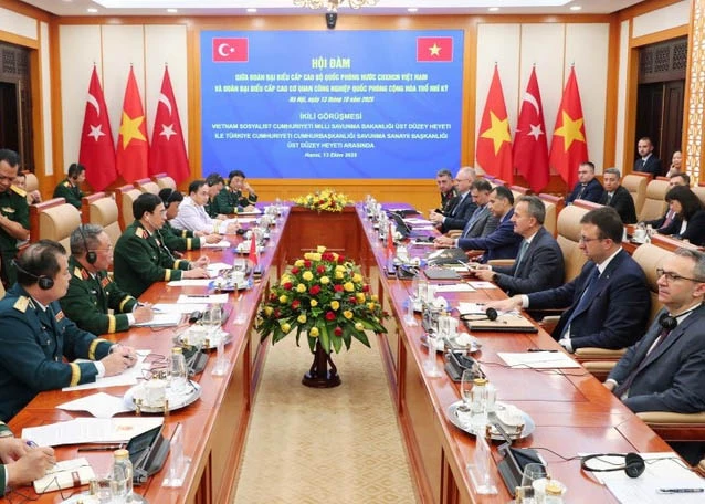 At the talks between Minister of National Defence General Phan Van Giang and President of the Turkish Defence Industry Agency Haluk Görgün (Photo: VNA)