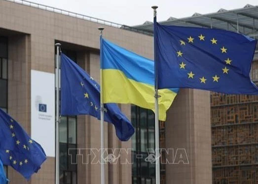 Flags of the European Union and Ukraine at the European Commission headquarters in Brussels, Belgium. (Photo: Xinhua/VNA)