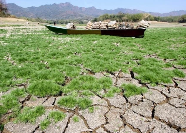 A stranded boat on the bed of a reservoir in Wonogiri, Indonesia in August 2023. (Photo: Xinhua)