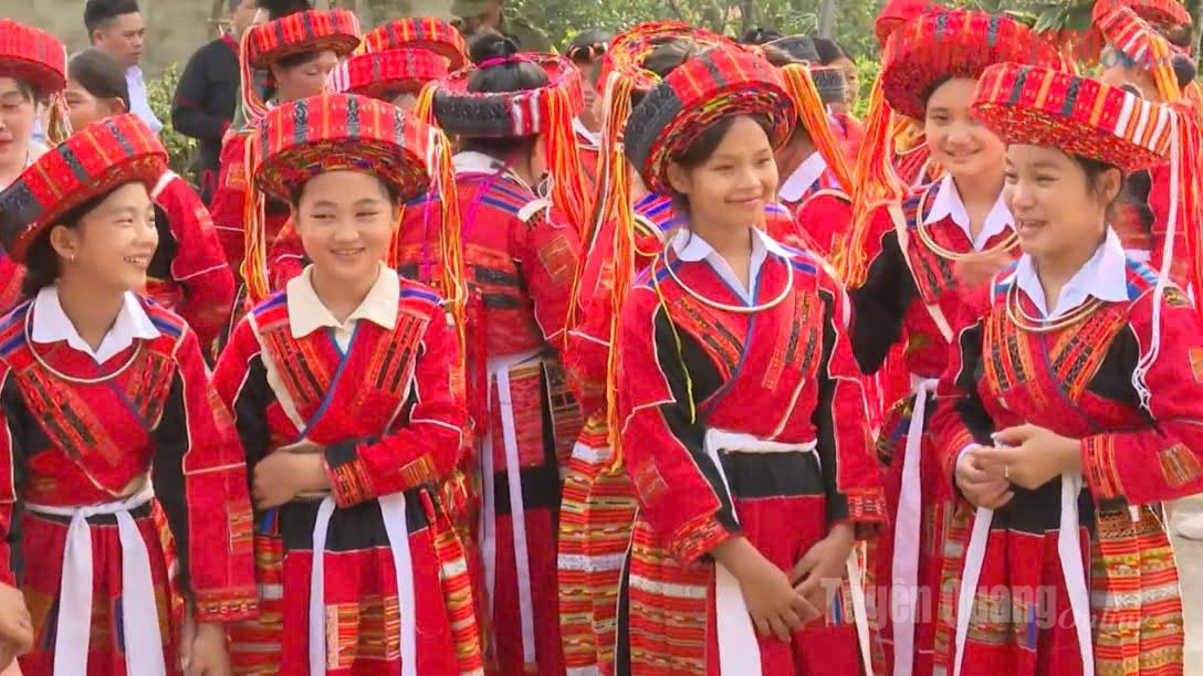 Trang phục truyền thống nữ dân tộc Pà Thẻn chủ yếu là sắc đỏ rực rỡ, ấn tượng trên nền xanh của núi rừng.