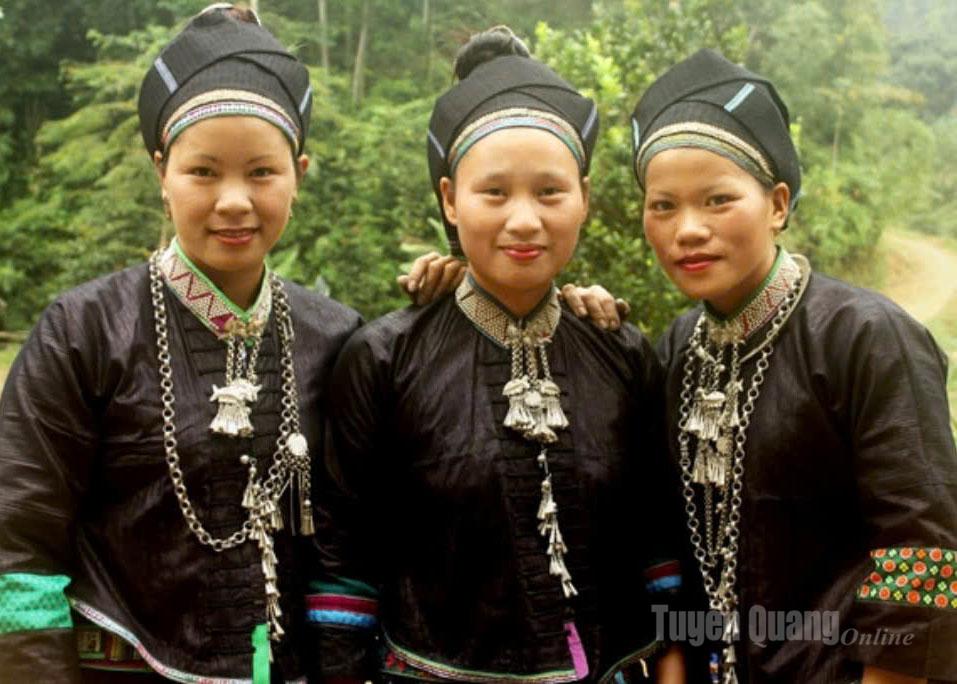 Trang phục phụ nữ dân tộc Nùng có màu chủ đạo là chàm, đơn giản, ít thêu thùa trang trí nhưng vẫn thể hiện được tính độc đáo, tinh tế