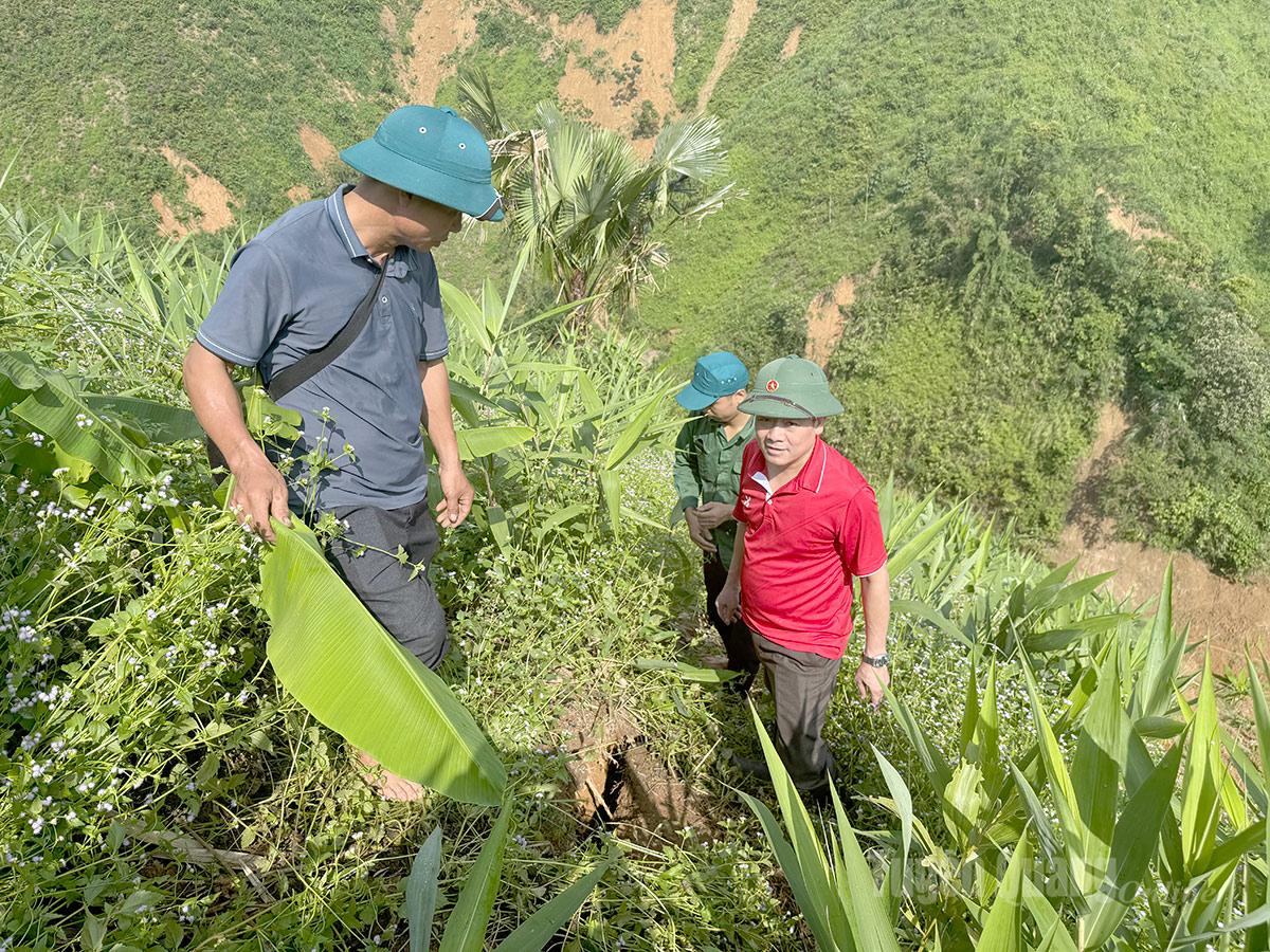 Anh Nguyễn Văn Tỵ (bên trái) cùng lãnh đạo xã Yên Phú kiểm tra vết nứt trên đỉnh núi Cổng trời, thuộc địa phận thôn Ngõa.