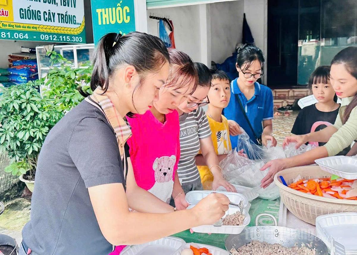Từ việc ứng dụng công nghệ số,
người dân
xã Vị Xuyên đã
lập nhóm nấu các suất cơm cứu trợ
người dân trên
địa bàn bị cô lập
do ngập úng.
