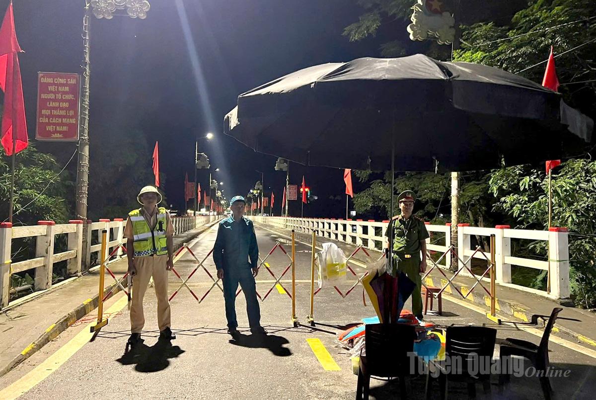 Lực lượng chức năng chốt chặn đảm bảo an toàn giao thông tại đầu cầu Chiêm Hóa. Ảnh : Bàn Thanh