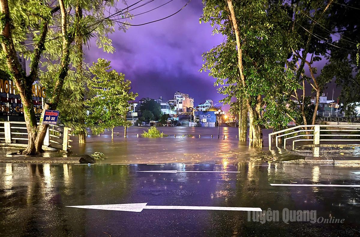 2h40’ sáng tại Km0, phường Hà Giang 1, mực nước sông Lô đã dâng đến ngang mặt đường.
